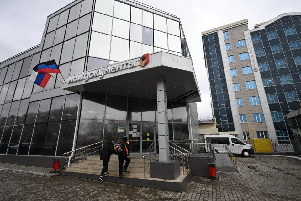 В 13 отделениях МФЦ, расположенных в Донецке, Макеевке и Шахтерске, можно получить документы из нотариального архива. Фото: АГ ДНР