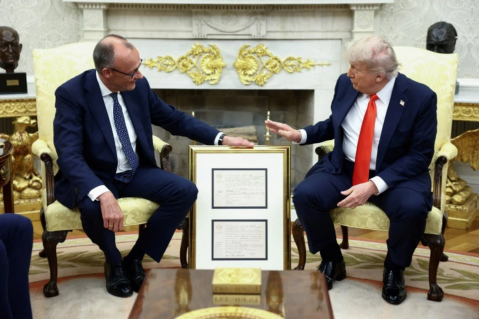 Свидетельство рождения дедушки Трампа оформлено в золотой рамке и переведено на английский язык
