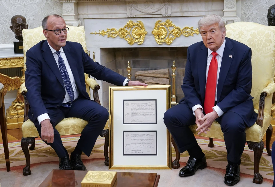 Медведев счел слова Трампа о высадке войск в Нормандии намеком на нацизм Мерца