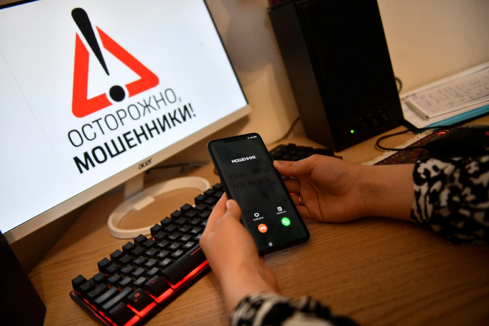 Банковские работники спасли жительницу Бурятии от мошенников.
