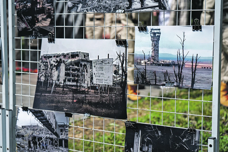 Инсталляция с фотографиями военкоров.