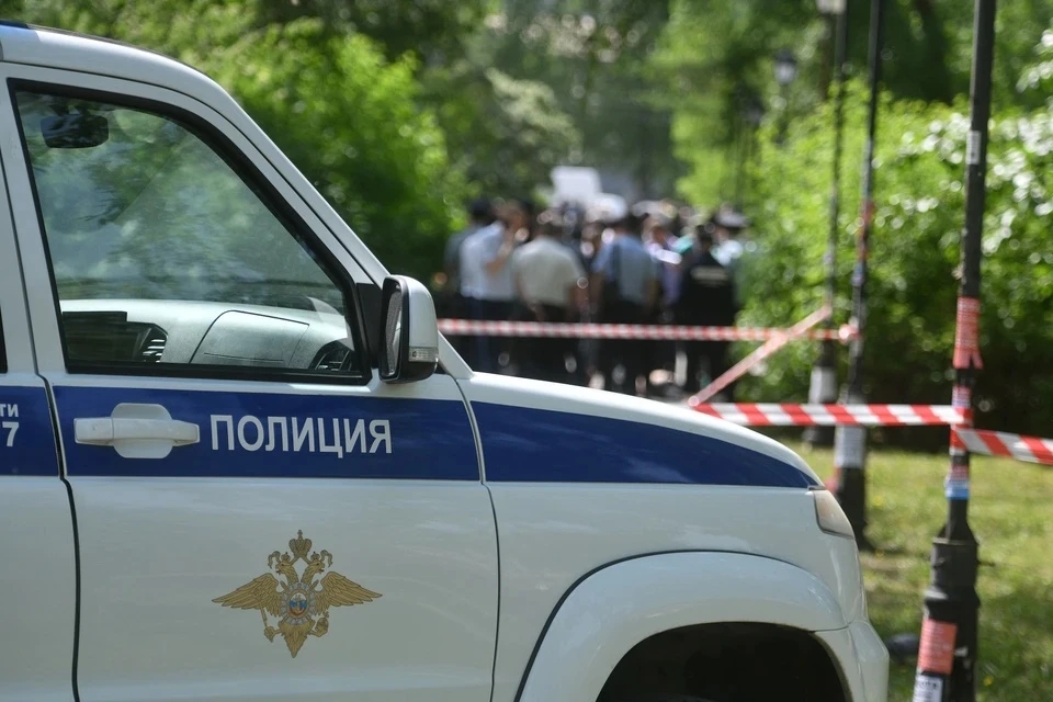 Подозрительный предмет обнаружили под легковым автомобилем