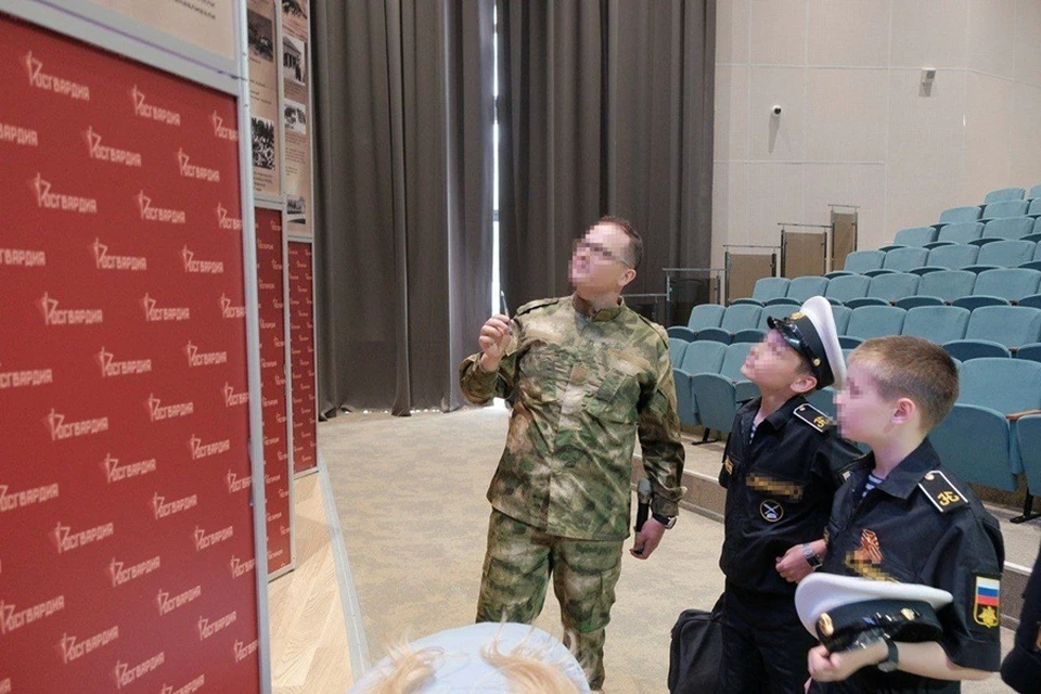 Росгвардейцы выступили перед мариупольскими школьниками. Фото: Росгвардия