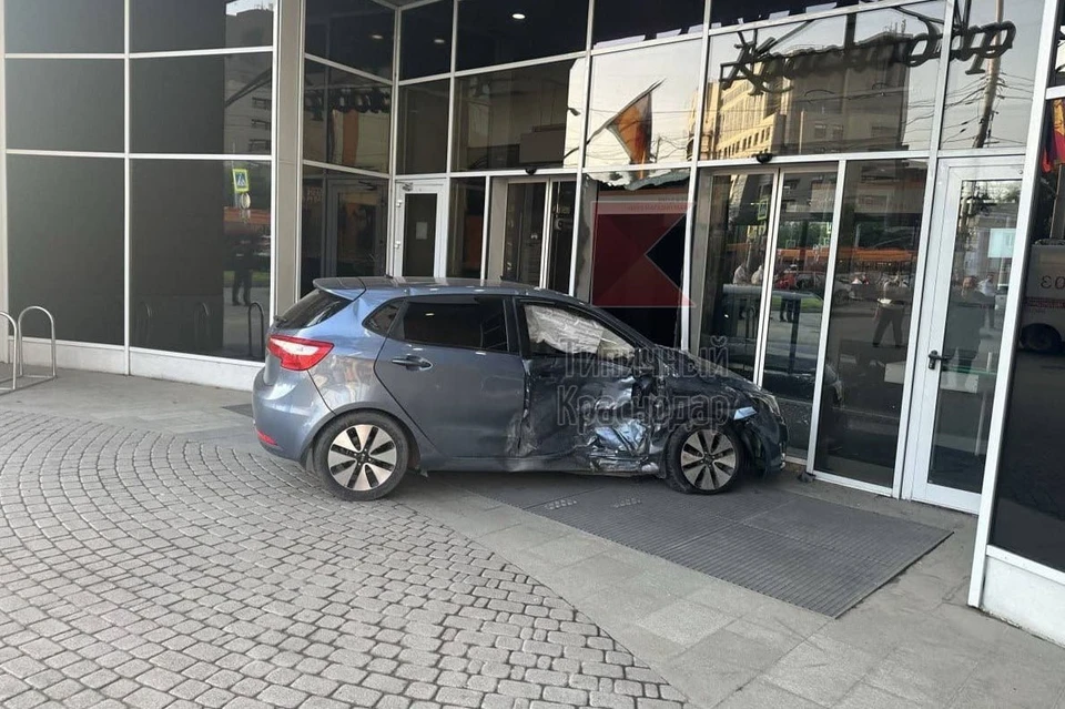 В Краснодаре легковушка врезалась в торговый центр после аварии. Фото t.me/krd_tipich_ru