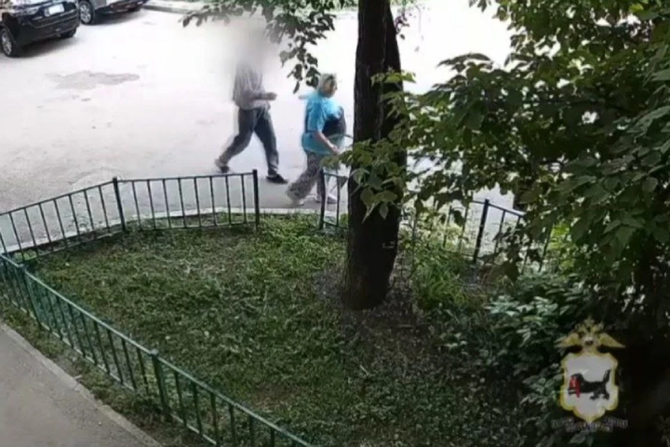 В Иркутске мужчина сорвал с шеи пенсионерки золотую цепь