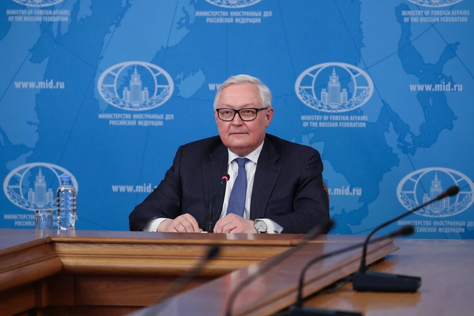 Рябков назвал военно-биологическую активность США у границ России угрозой
