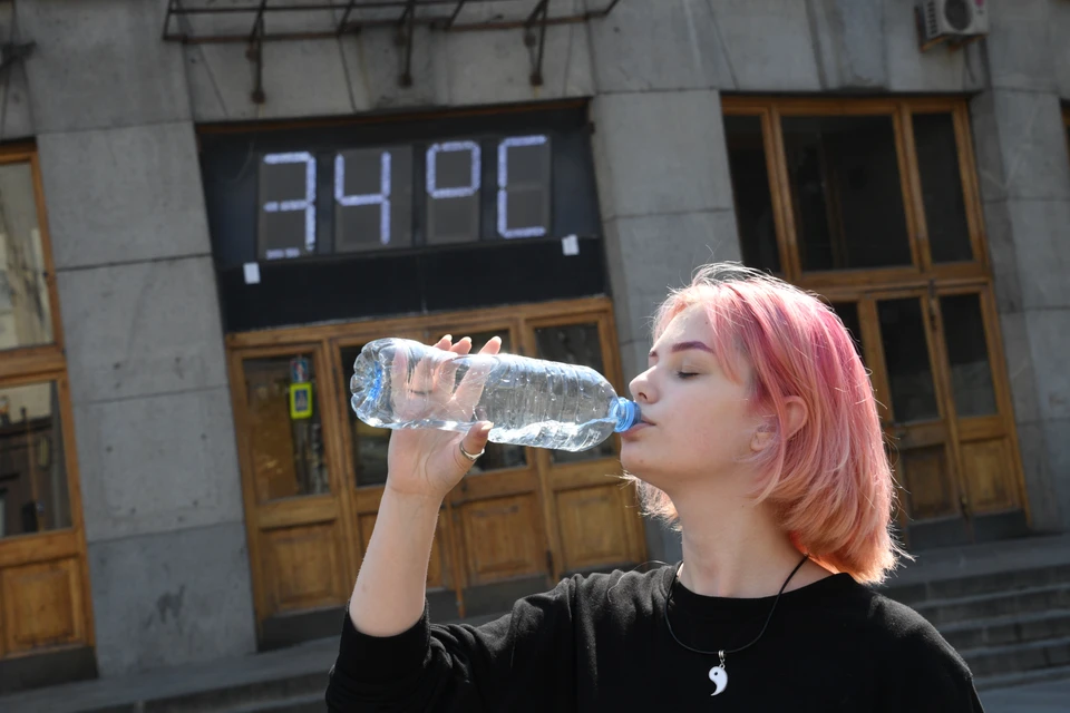 Бутылки с водой лучше хранить в прохладном темном месте