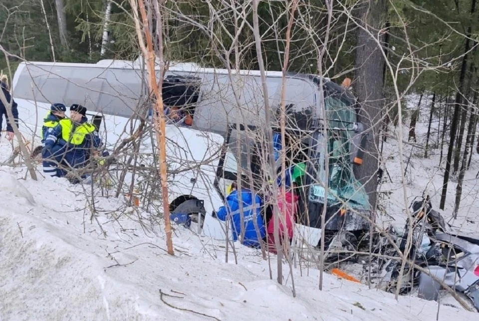 У автобуса лопнуло колесо, так как покрышка была сильно изношена Фото: ГУ МВД по Свердловской области
