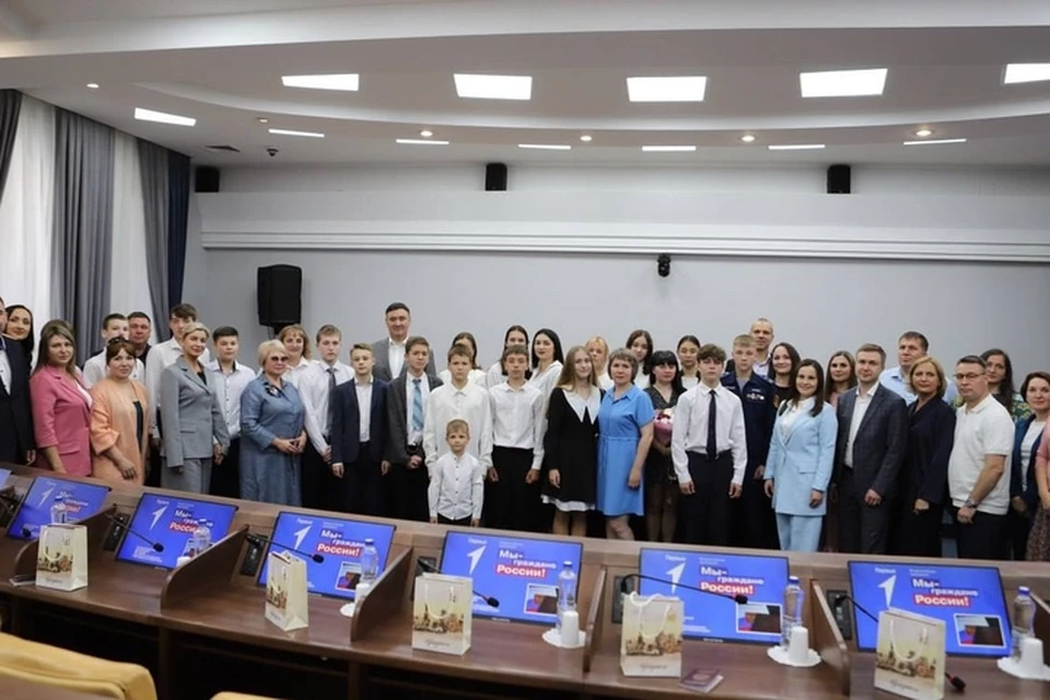 В Иркутске 16 школьников получили паспорта. Фото: администрация города Иркутск