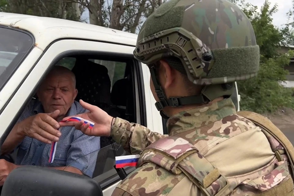 Военные автоинспекторы провели в ДНР акцию «Россия в сердце и душе». Фото: Минобороны России