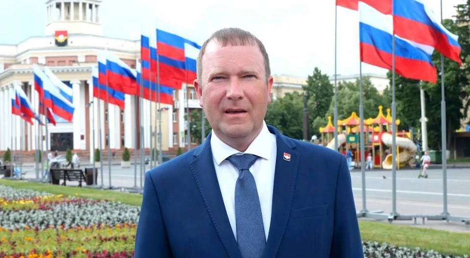 Мэр Дмитрий Анисимов поздравил кемеровчан с Днем города и Днем России.