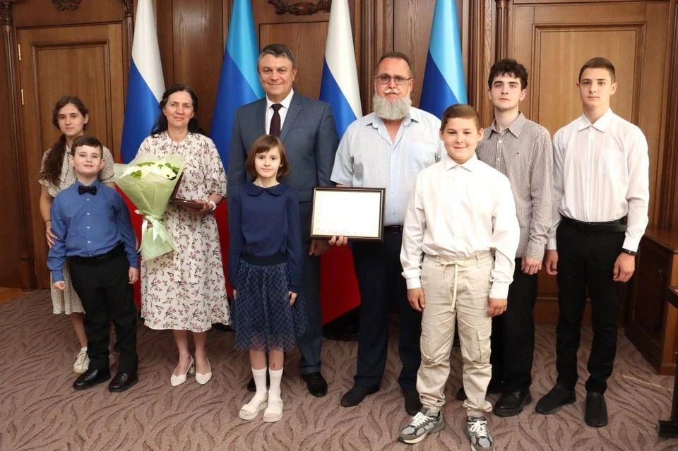 Семья получила награду из рук главы ЛНР Леонида Пасечника. Фото: ТГ-канал Леонида Пасечника
