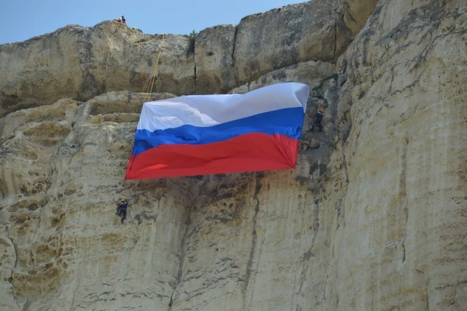 Флаг развернули на Ак-Кая. Фото: Министерство чрезвычайных ситуаций Республики Крым/Tg