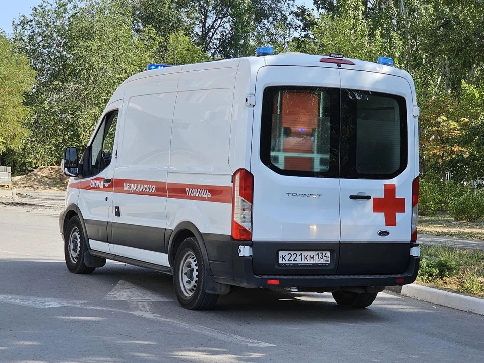 Женщина обвиняет врачей скорой помощи.
