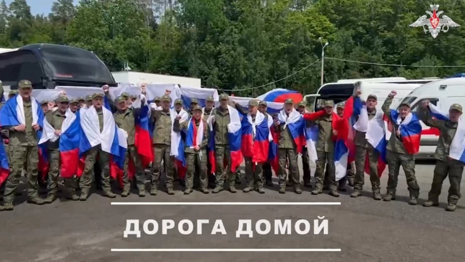 Бойцы поблагодарили всех, кто участвовал в их возвращении. Скриншот видео Минобороны России.