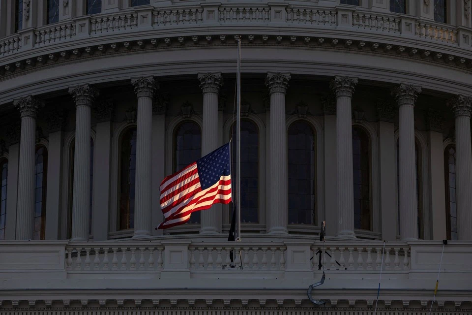 NBC: в США сенатора скрутили и вытолкнули с пресс-конференции министра