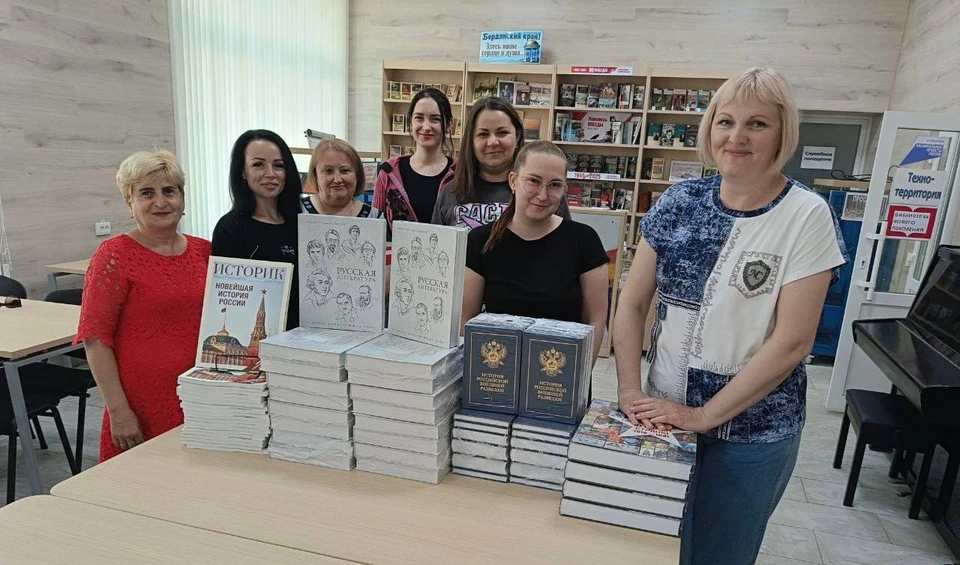 В библиотеки и музеи переданы книги. Фото - тг-канал представительства Запорожской области в Москве