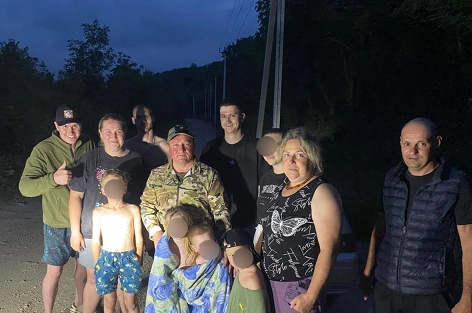 Спасатели и добровольцы эвакуировали 10 человек. Фото: пресс-служба администрации Геленджика