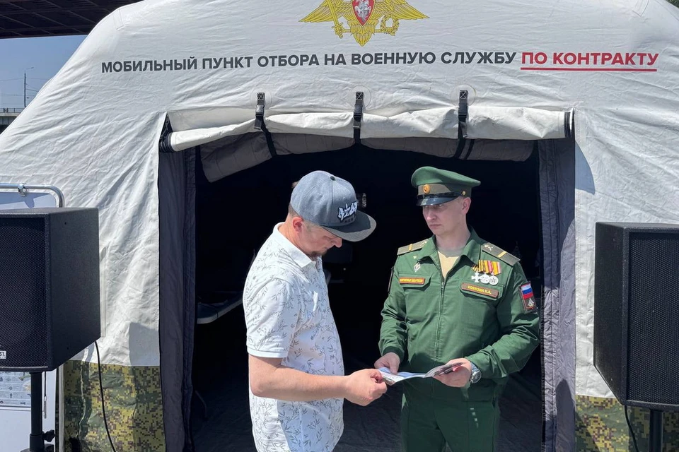 Гражданам рассказывали о службе, льготах и выдавали тактическую экипировку. Фото: пресс-служба Центрального военного округа / Минобороны РФ