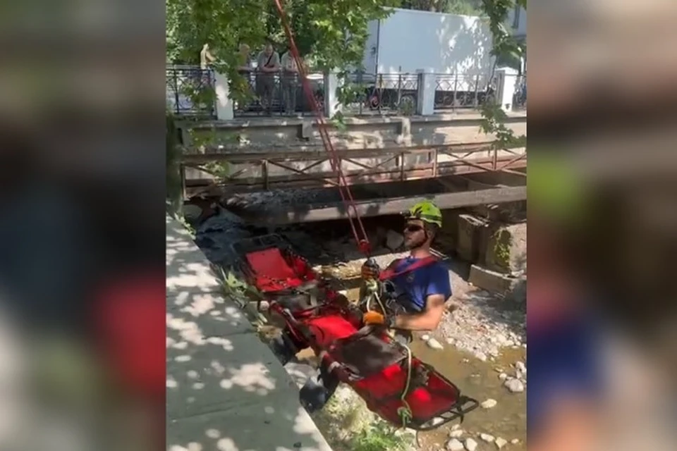 Спасатели помогли упавшим в русло реки. Фото: кадр видео ГУ МЧС России по РК/Tg