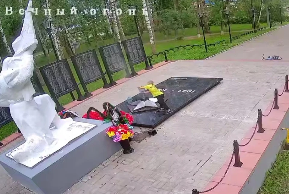 Ребенок залил Вечный Огонь водой. Фото: телеграм-канал Ростов Великий подслушано.