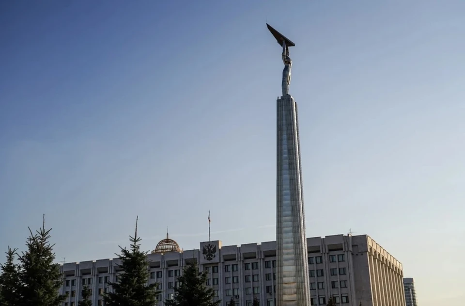 На 40-метровом пьедестале находится фигура рабочего высотой 12 метров.