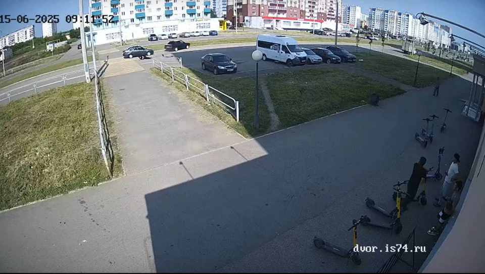 Момент ДТП попал на камеру видеонаблюдения. Фото: скриншот видео auto_mgn/ ВК.