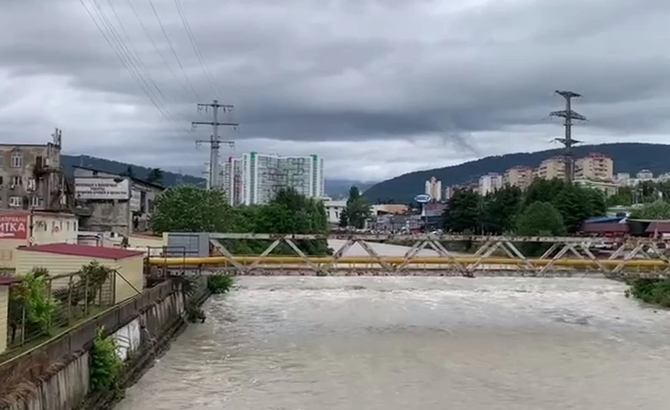 Уровень воды в реке Сочи стремительно поднимается