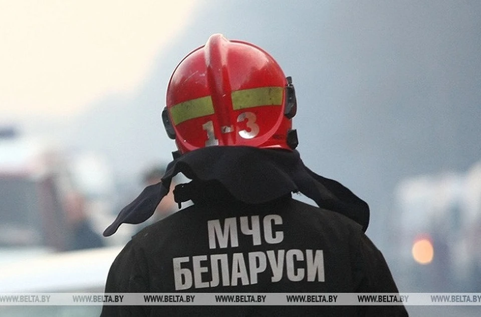 В Минске спасатели ликвидировали возгорание емкостей с хлоридом натрия. Фото: МЧС.