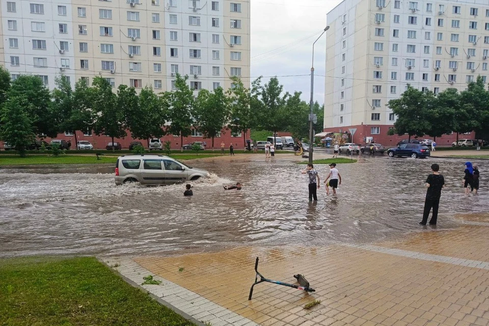 Во время недавнего ливня некоторые улицы в Новосибирске сильно затопило.