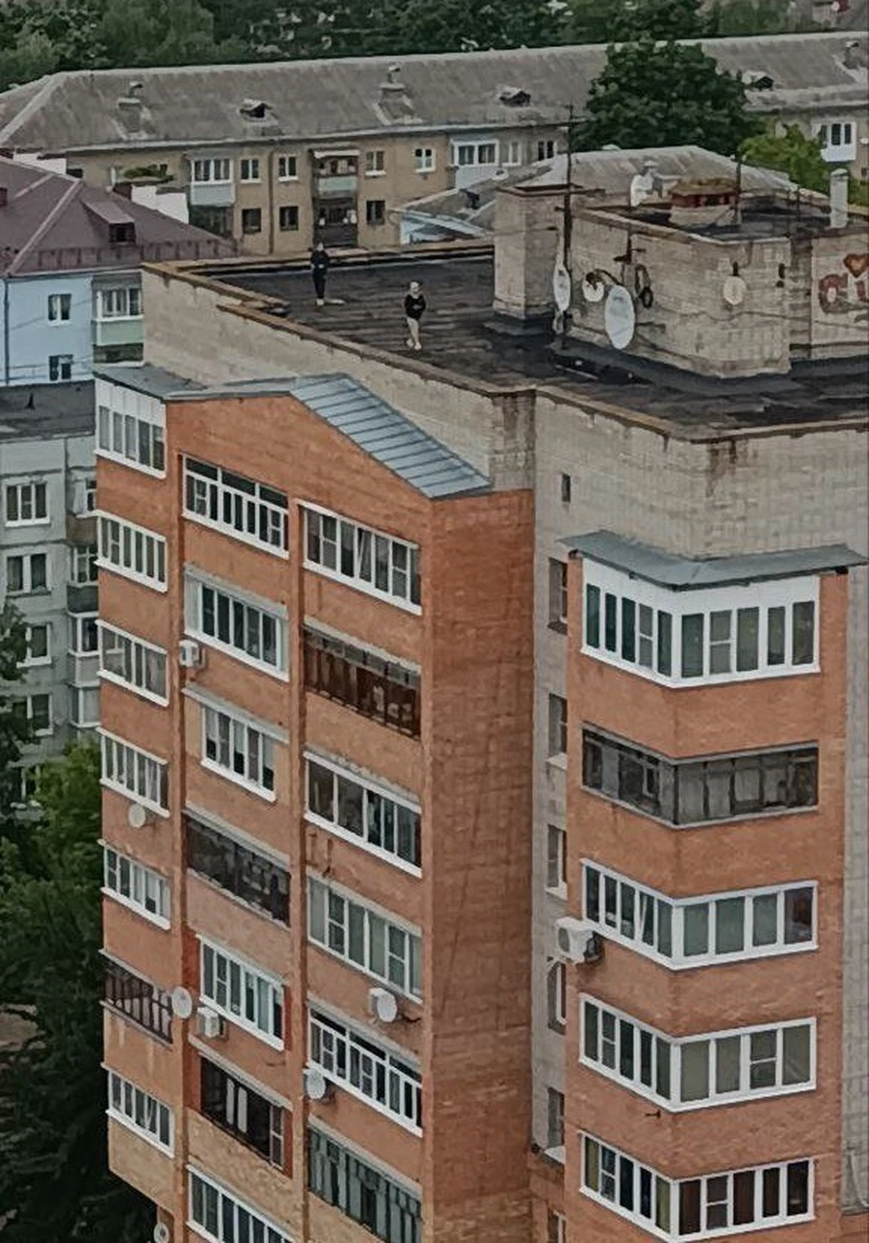 Калужские школьники замечены на крыше многоэтажки.