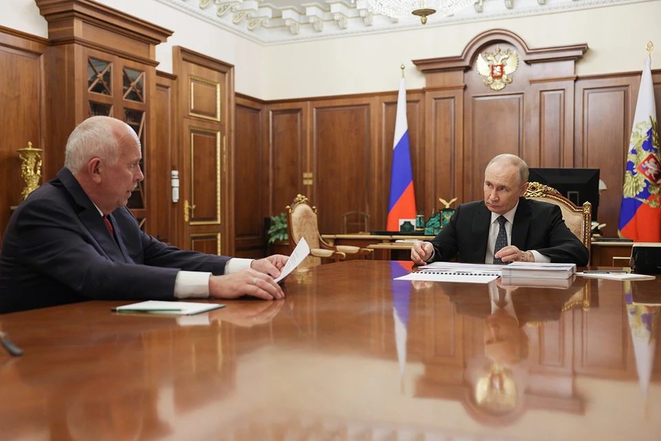 Прошла рабочая встреча Владимира Путина и Сергея Чемезова. Фото: Гавриил Григоров/пресс-служба президента РФ/ТАСС