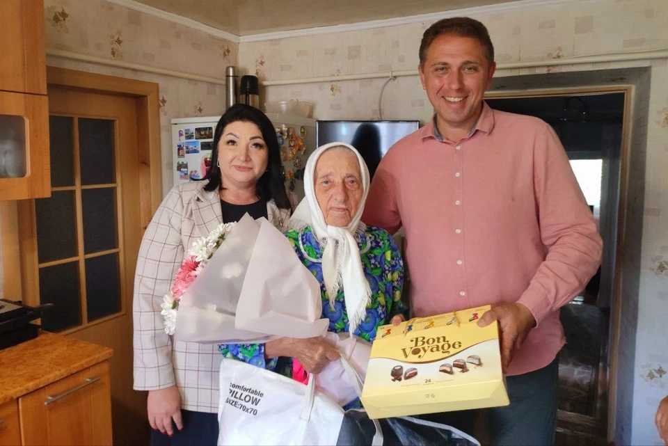 Представители власти пожелали Нине Петровне крепкого здоровья, оптимизма, а также любви и внимания от родных и близких. Фото: ТГ/Никифорова