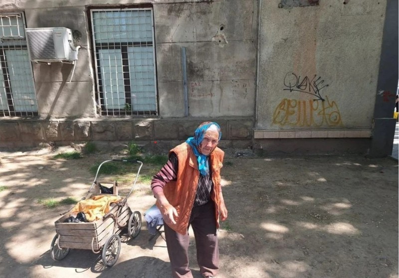 Вот такая 90-летняя бабушка торгует на блошином рынке на Буюканах - вынесла из дома все мало-мальски ценное!