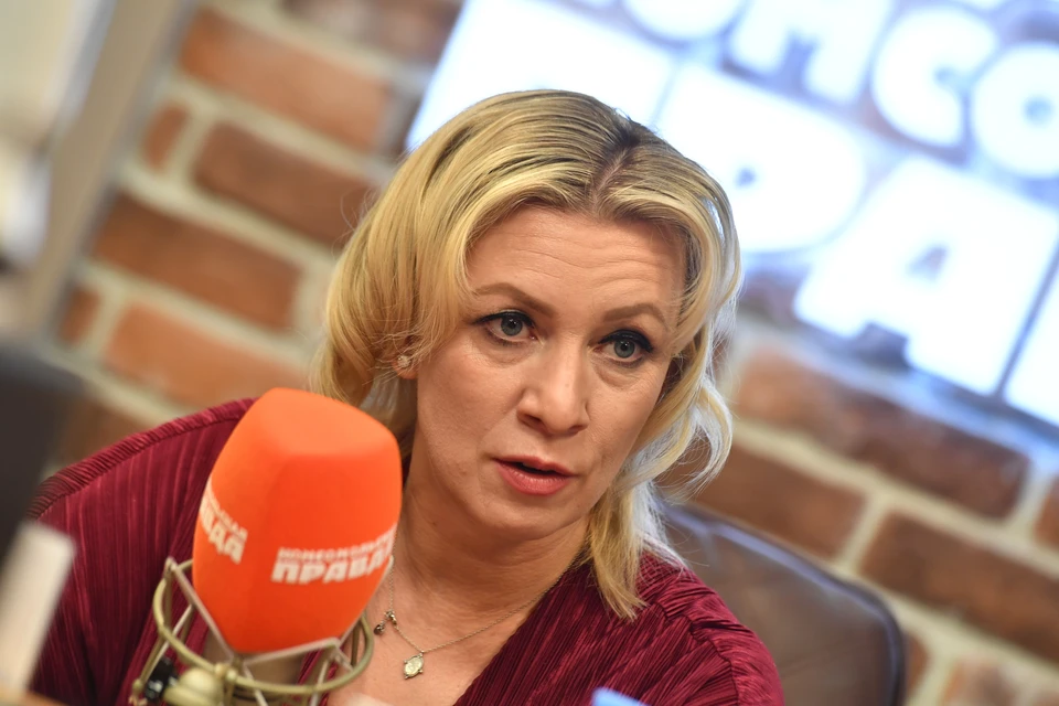Захарова осудила человека, показавшего похожий на нацистский жест на балконе британского посольства.