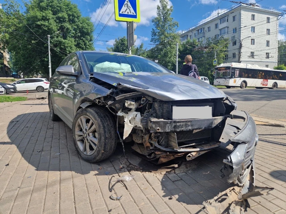 Следующее происшествие произошло в 16:25 на улице Горького, у дома №5. Здесь 83-летняя женщина стала жертвой наезда электросамоката, которым управлял 17-летний юноша. Фото: ГАИ по Кировской области