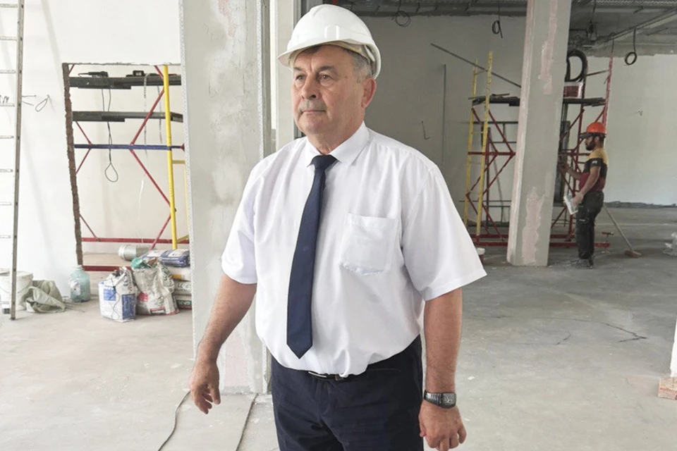 Депутат убедился, что работы идут согласно срокам. Фото: Виктория ПЕРЯЗЕВА