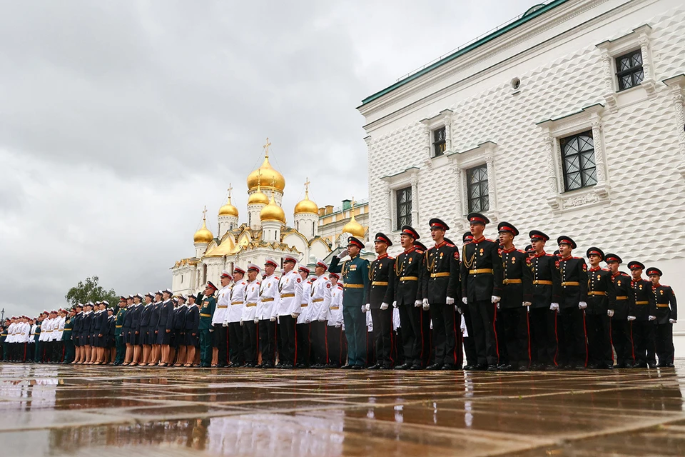 На Соборной площади Московского Кремля прошла торжественная церемония объединенного выпуска воспитанников московских довузовских образовательных организаций Министерства обороны. Фото: Чингаев Ярослав/АГН "Москва"
