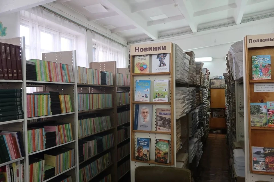 В библиотеке есть книги, написанные шрифтом Брайля. Фото: Анна Сабанова/"Бийский рабочий"