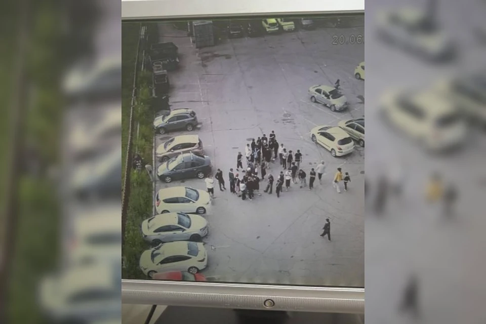 У одного из подростков в руке замечен пистолет