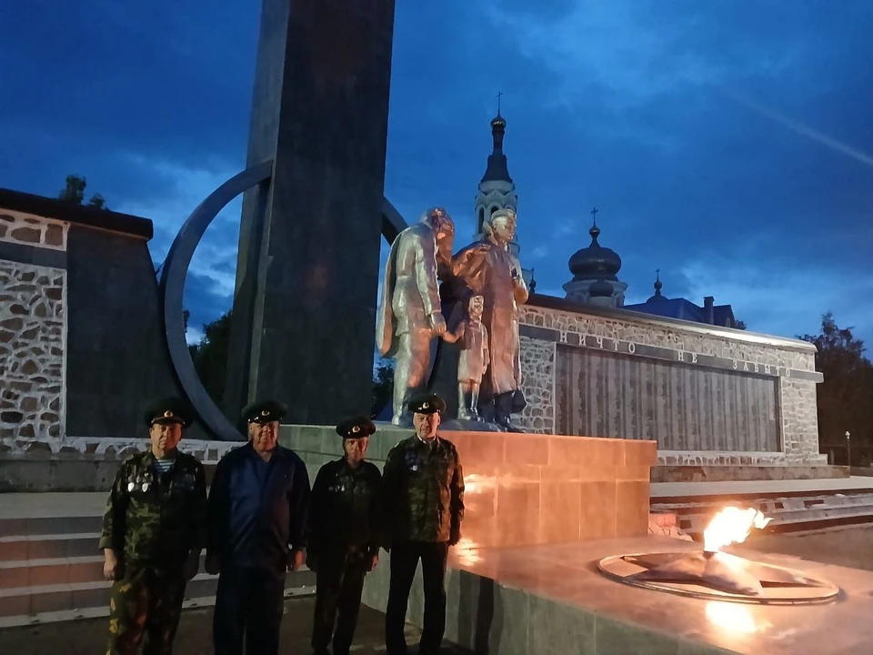 В Сорочинске пограничники пришли к Вечному огню в час начала войны. Фото - администрация Сорочинска