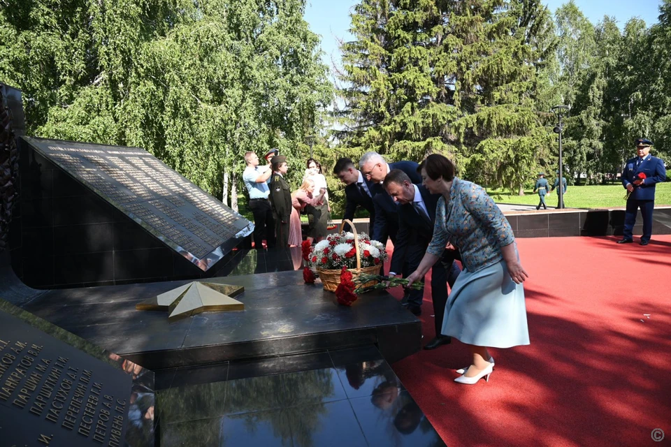 Утром на Мемориале Славы на пл. Победы состоялась церемония возложения цветов