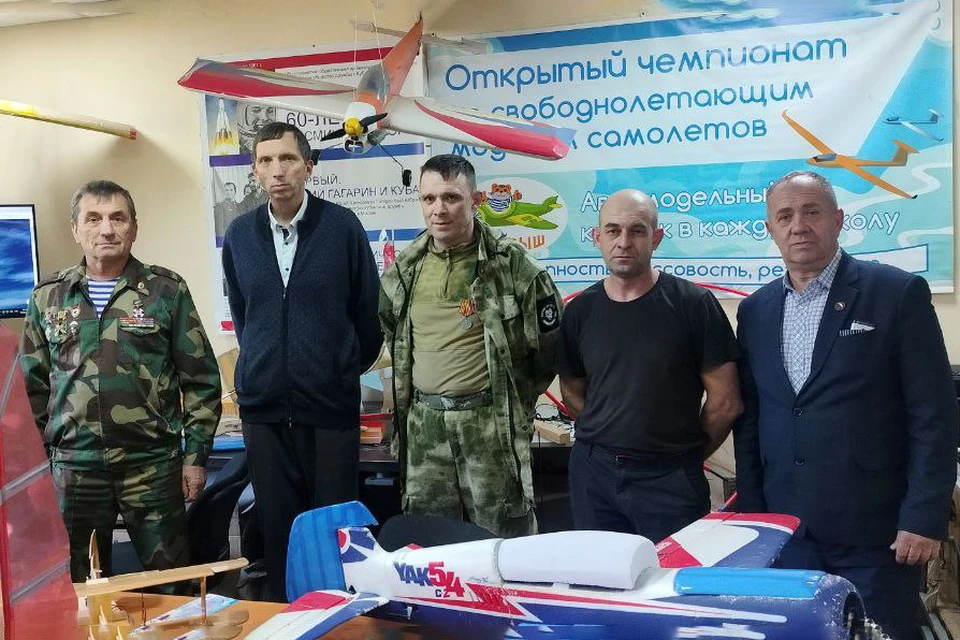 Коллектив единомышленников: руководитель ветеранской организации Геннадий Усов, главный конструктор, руководитель ПК «Точка отсчета» Дмитрий Беляш, ветеран СВО Виктор Викторко, директор Детского авиационного центра и руководитель юношеской планерной школы Игнат Астафьев, управляющий БФ Байкал Интеграция Александр Сухачевский. Фото: БФ «Байкал Интеграция»