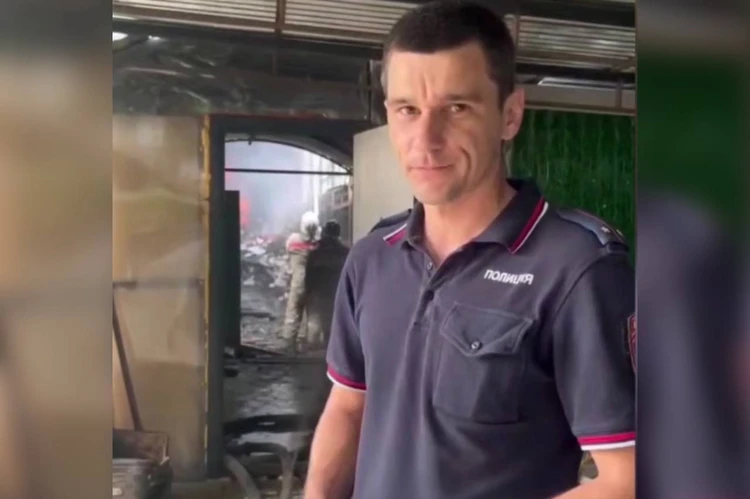 Залез через разбитое окно: На Кубани полицейский спас женщину из пожара