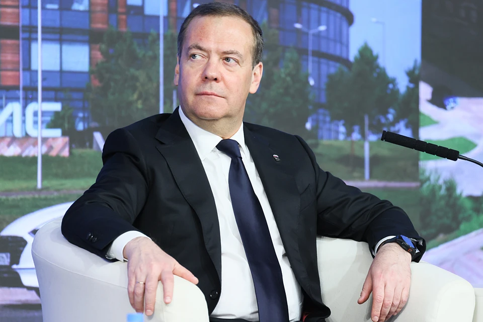 Медведев: кишечные паразиты во власти Украины прикарманили около $12 млрд