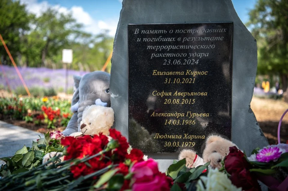 Участники церемонии возложили цветы к памятнику. Фото: t.me/razvozhaev
