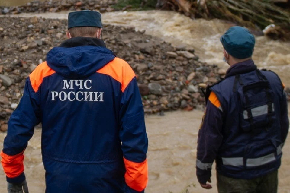 На место происшествия прибыли спасатели.