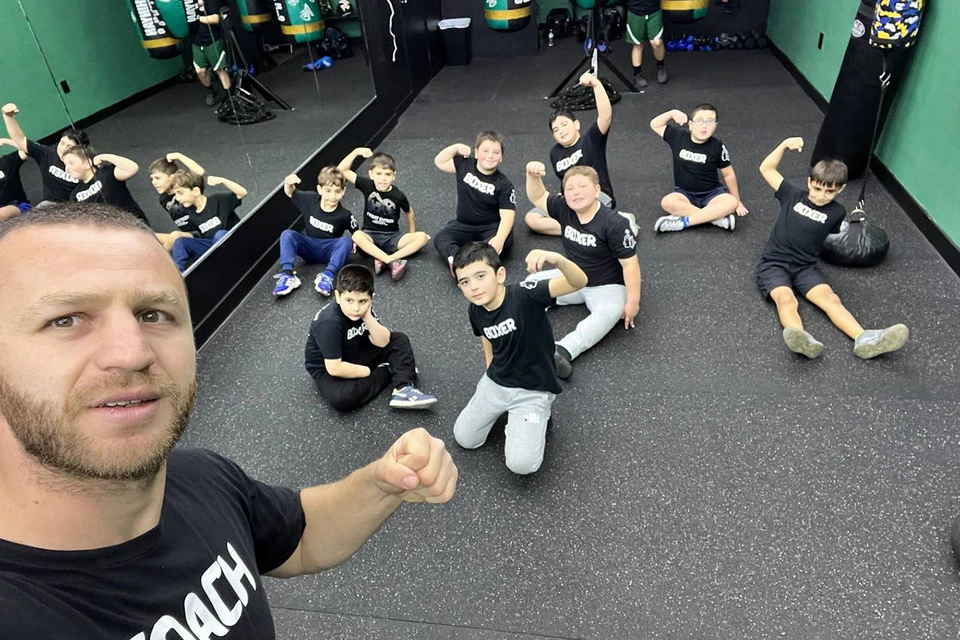Арман Дарчинян — тренер, который в прошлом сам выходил на ринг и знает, что такое бой не понаслышке