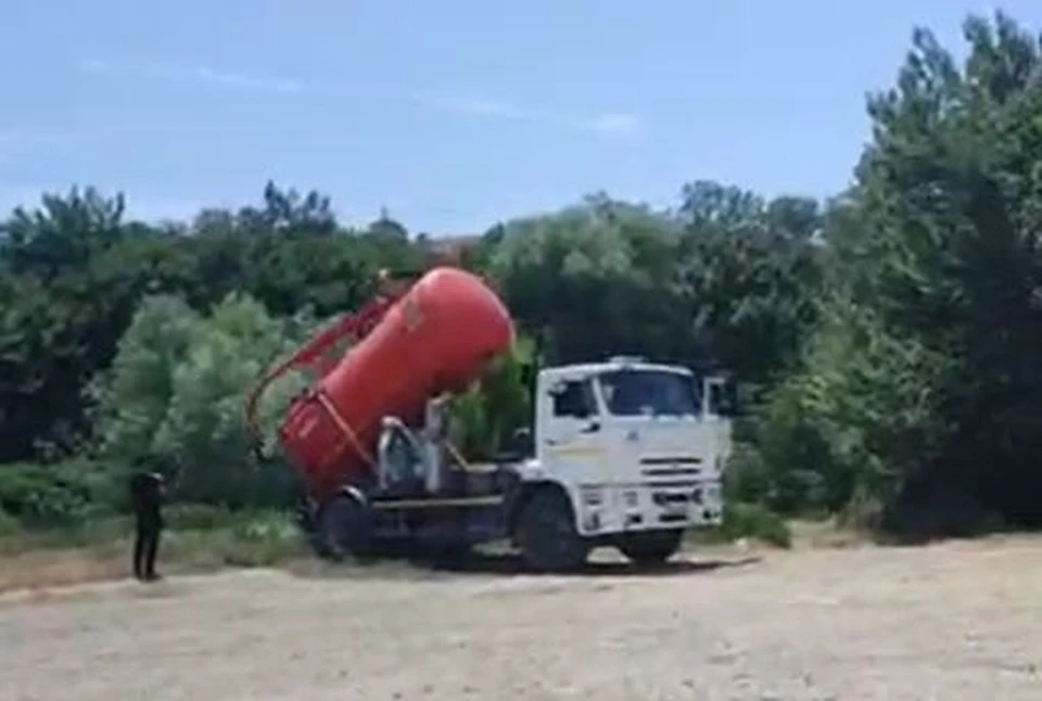 В районе села Орловка ассенизатор открыто сливал нечистоты в реку Кача. Скриншот видео Дениса Каплана/Tg