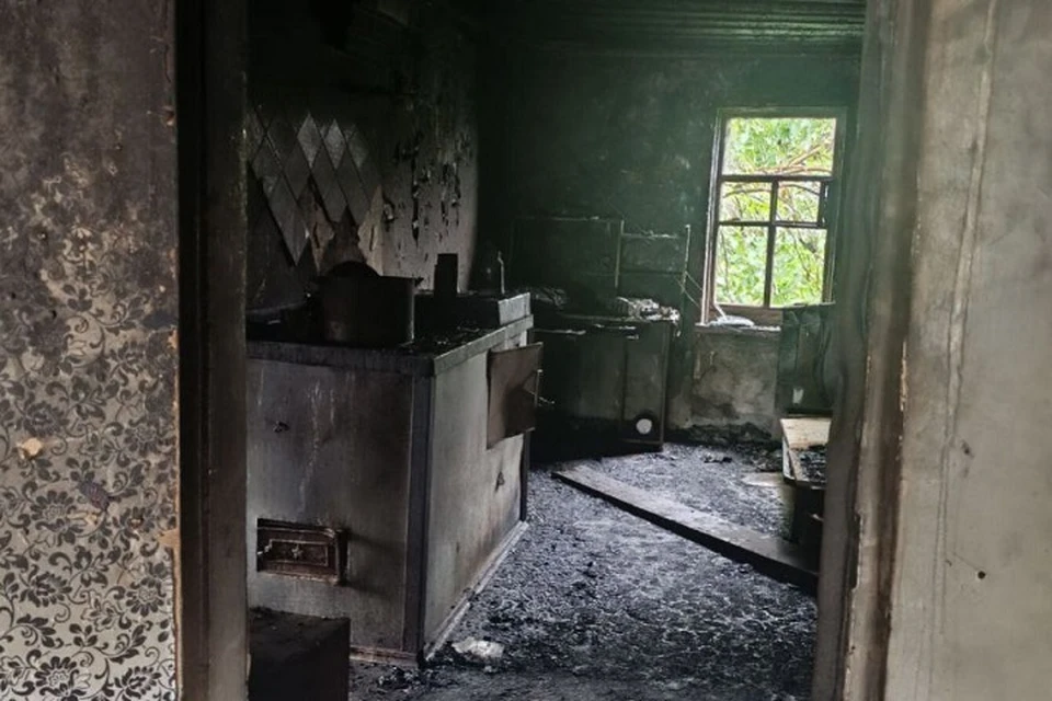 Огонь, полыхавший на 5 кв. метрах, потушили пожарные. Фото: пресс-служба ГУ МЧС России по Ростовской области